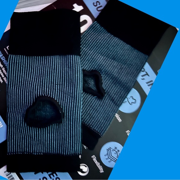 2 SET- COMPRESSION WRIST SLEEVES - Picture 2 of 7